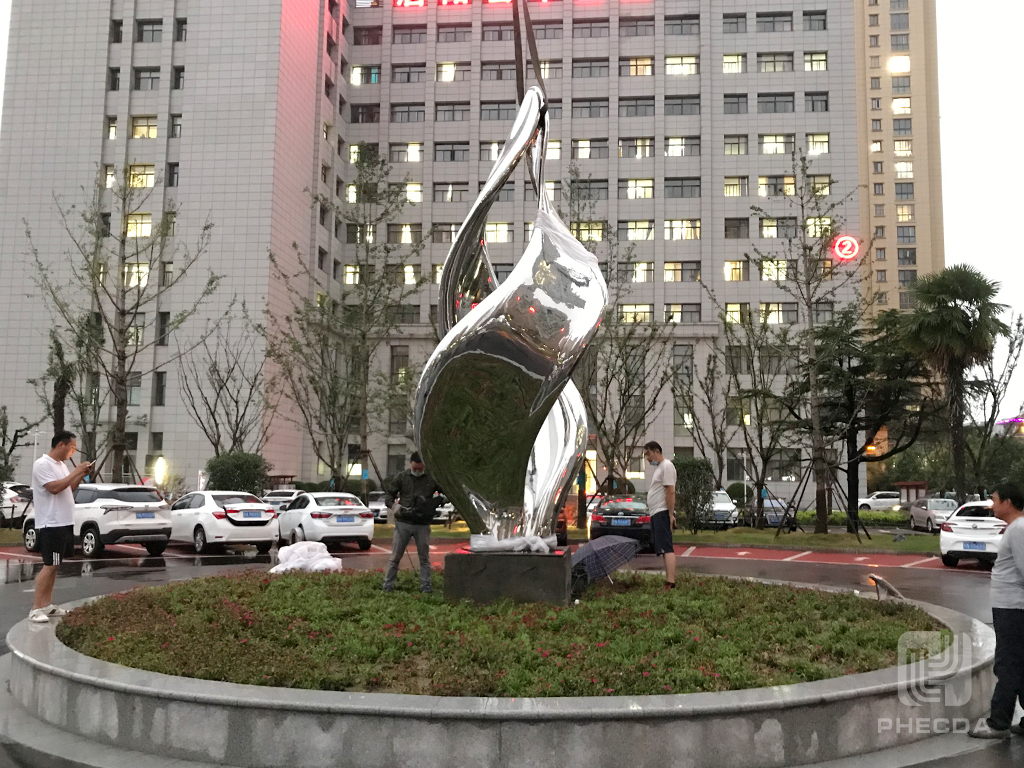 宿迁市泗阳县中医院广场雕塑“守护”